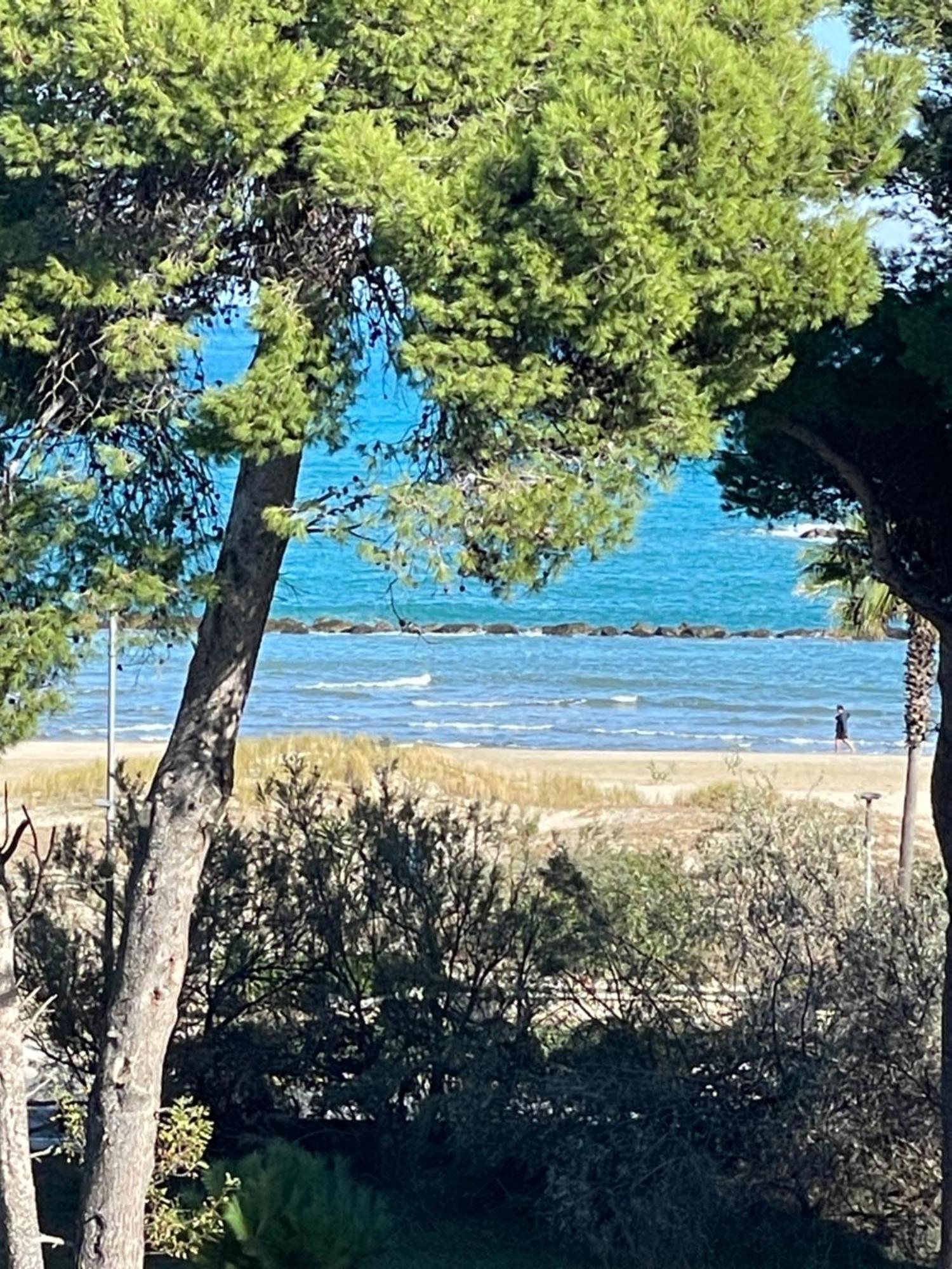 Attico Vista E Fronte Mare Zaffiroblu Con Posto Auto Apartment Montesilvano Marina Exterior foto